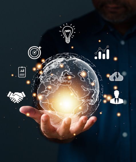 Mano sosteniendo holograma del mundo con iconos de negocio y tecnología