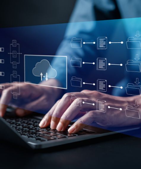 Persona usando portátil con gráficos digitales de almacenamiento en la nube